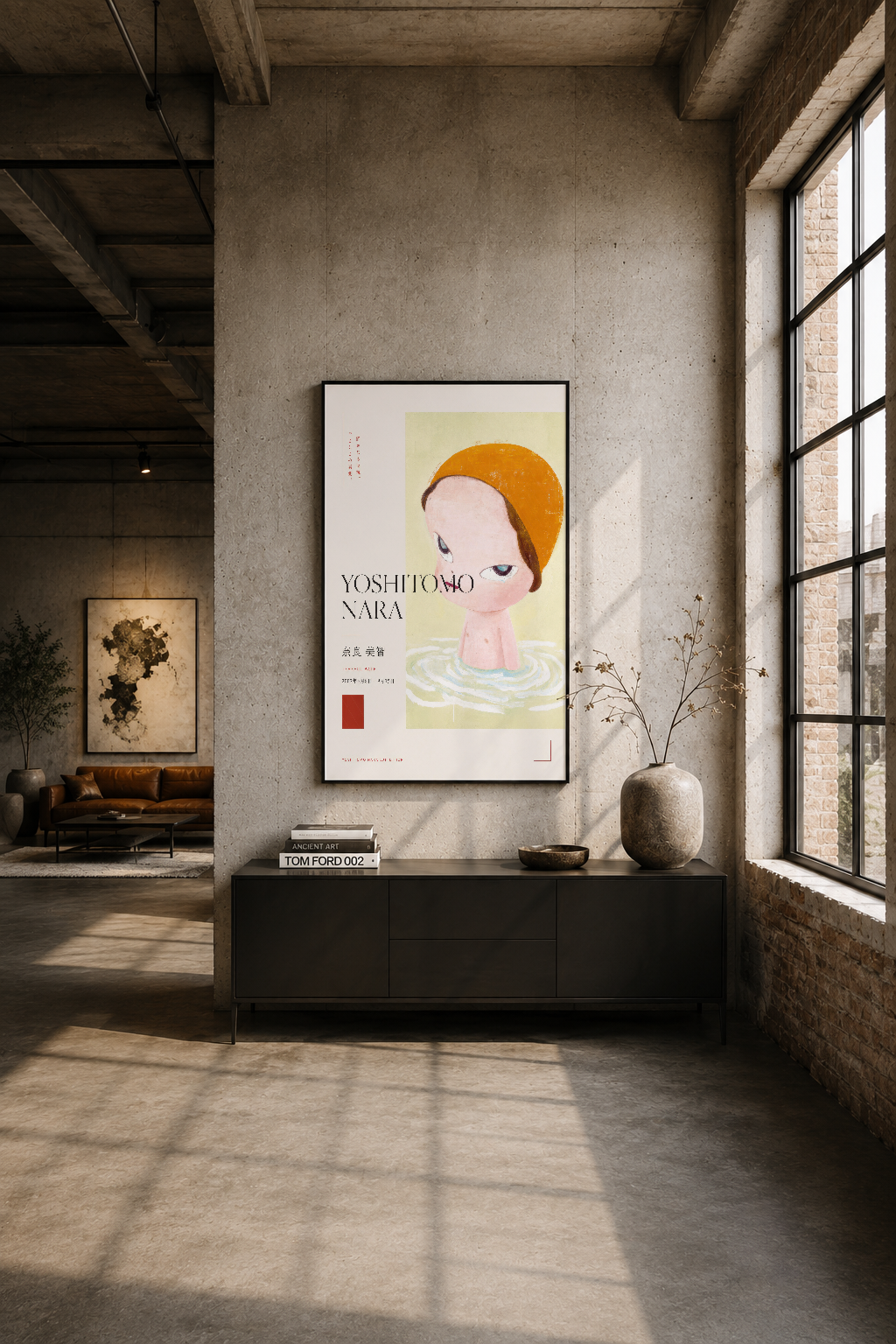 Modern endüstriyel oturma alanında, beton duvarın üzerinde siyah çerçeveli Yoshitomo Nara posteri sanat merkezine