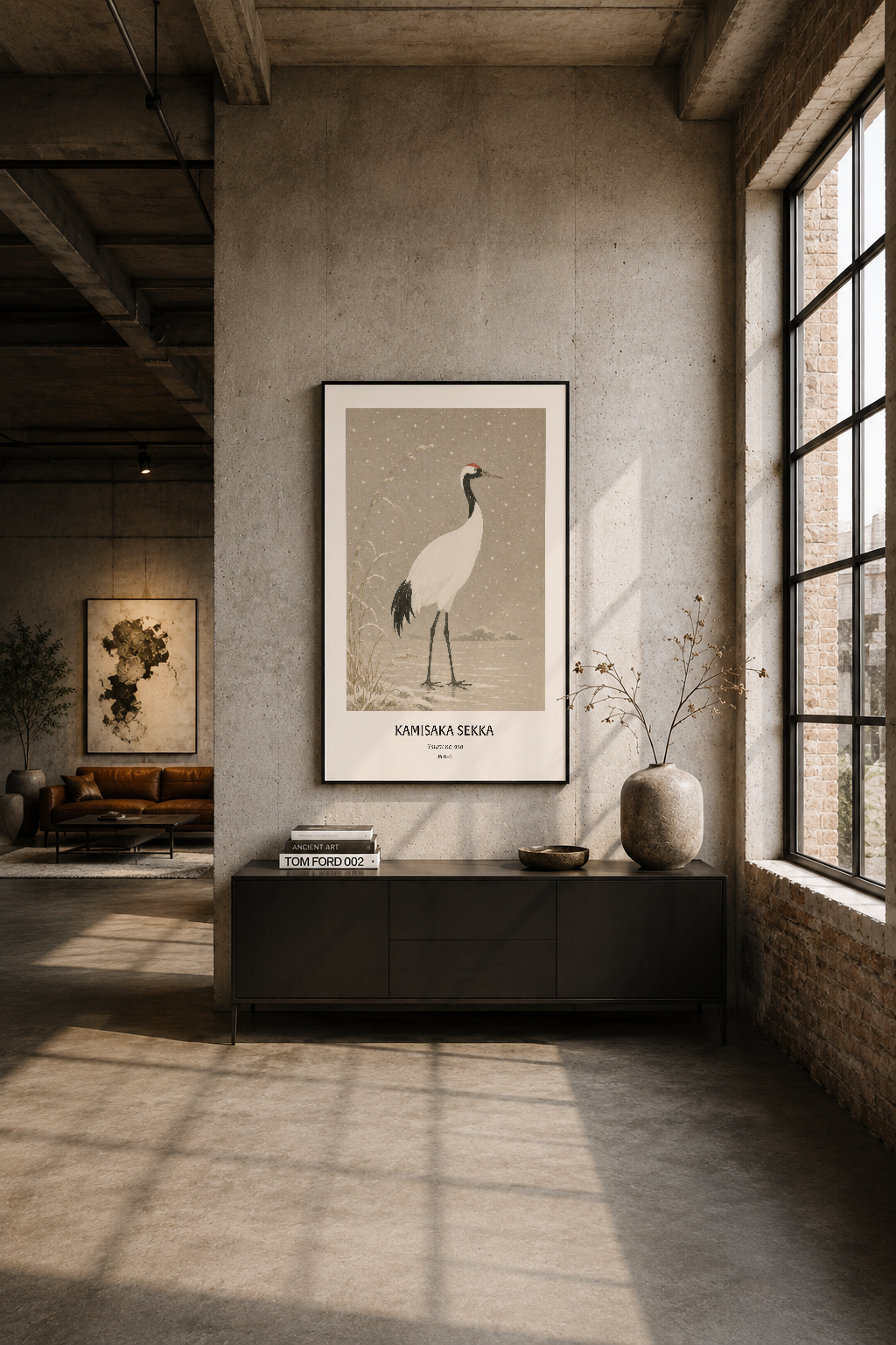 Industrial loft stilindeki modern alanda, siyah çerçeveli turna tablosu beton duvarında asılı, minimal dekorasyon tamamlayan.