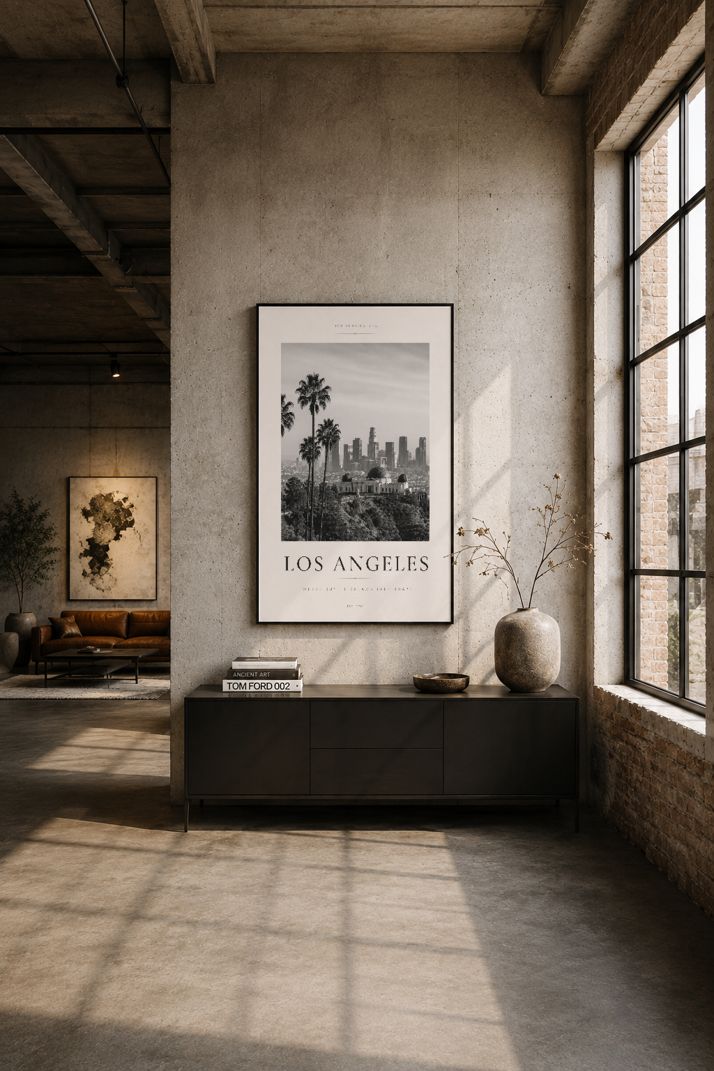 Industrial loft'ta beige duvarına asılı Los Angeles tablosu, modern ofis ortamında şehir atmosferi