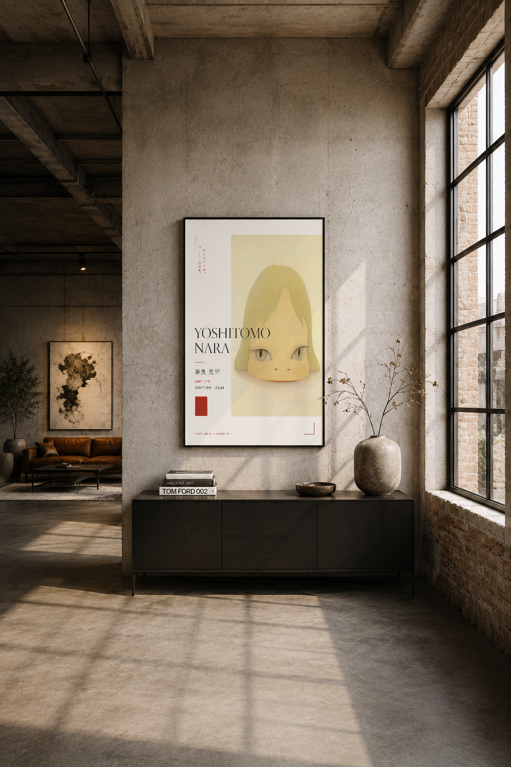 Modern loft dekorasyonunda siyah çerçeveli Yoshitomo Nara posteri, endüstriyel mimarinin karşısında saflık ve huzur