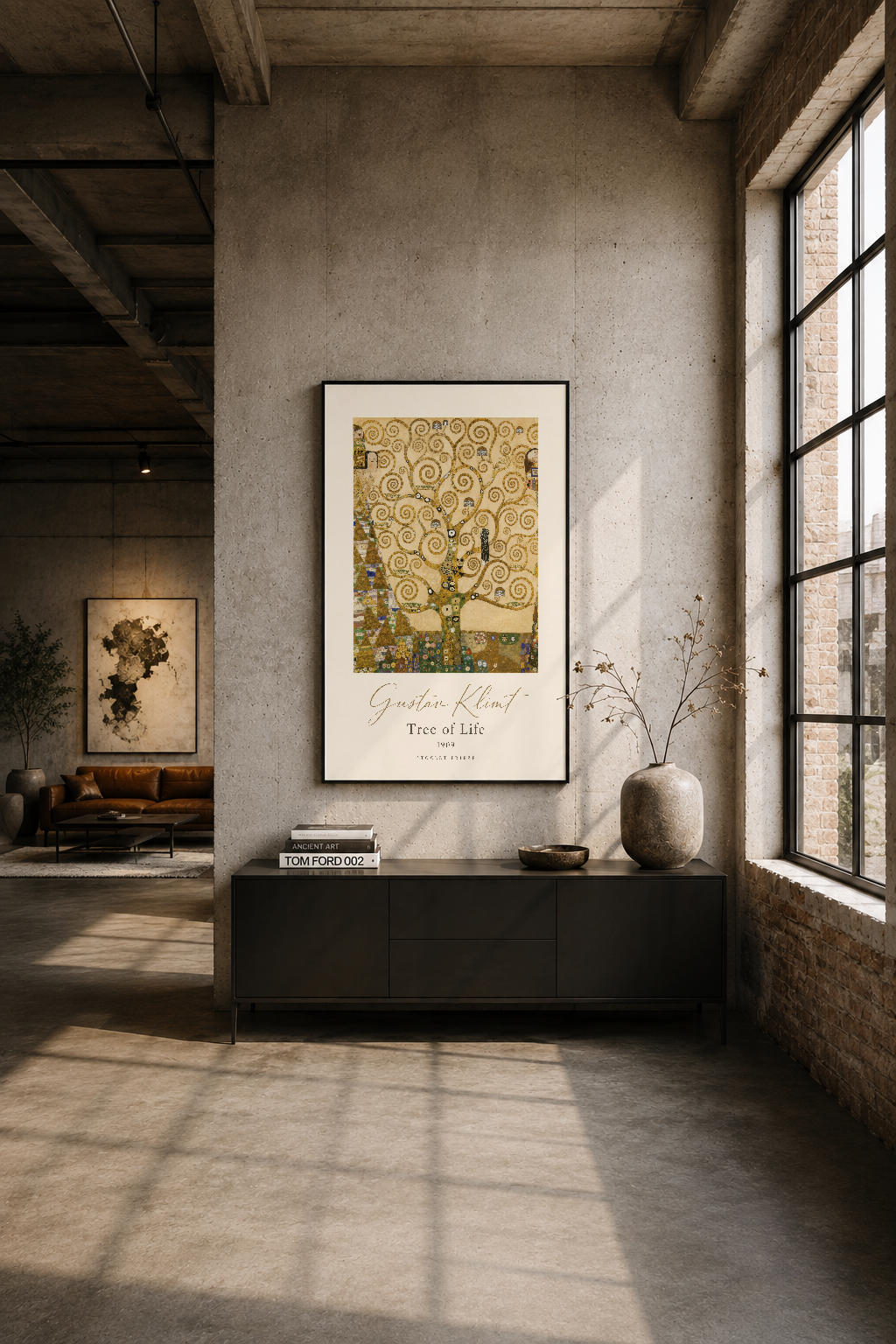 Modern loft tarzı oturma alanında, Yaşam Ağacı tablosu siyah çerçevede duvarı vurgulayan merkezde.