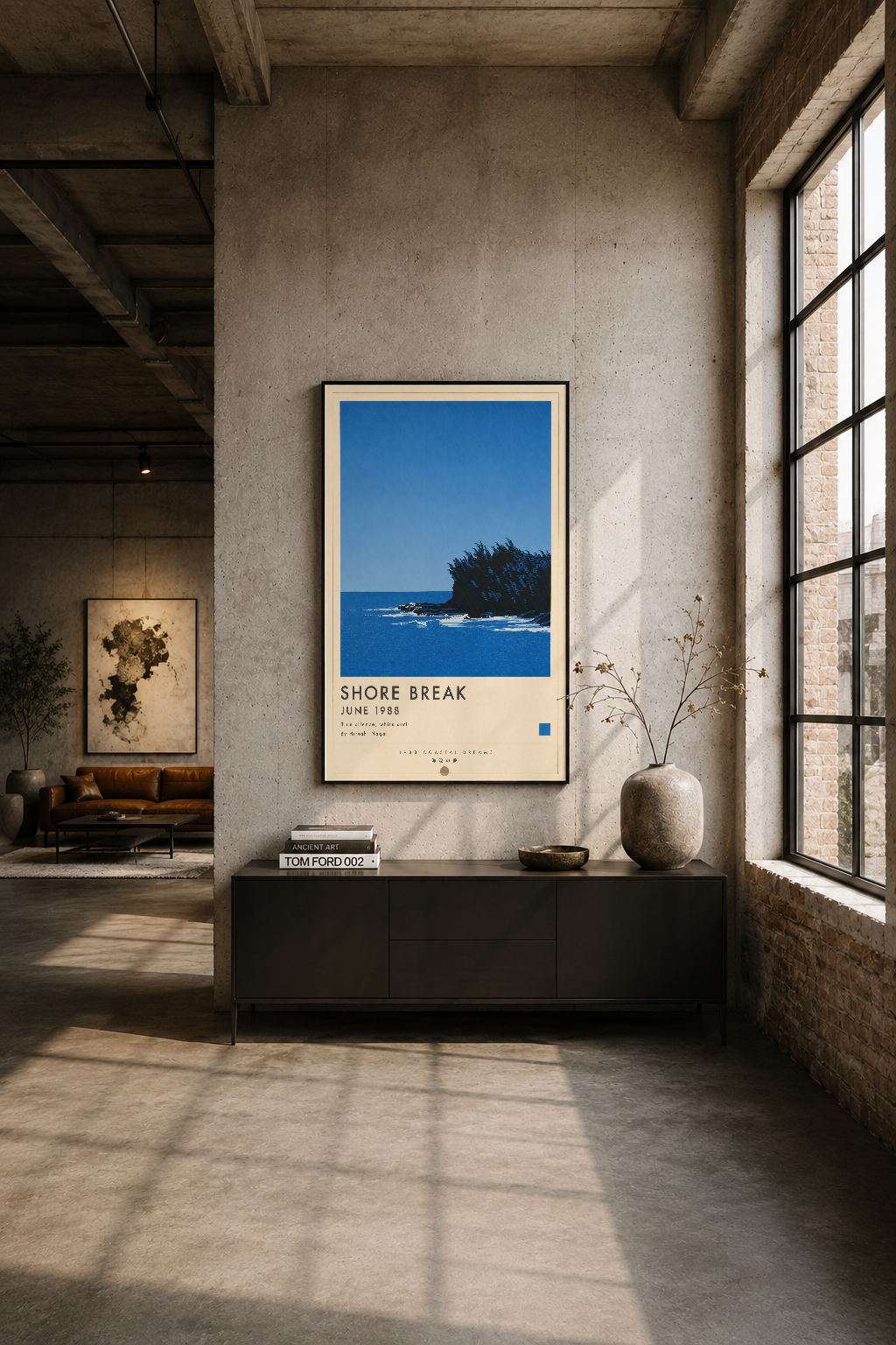 Industrial loft duvarında Shore Break posteri, betonda sadelik ve sanatın birleştiği modern mekan.