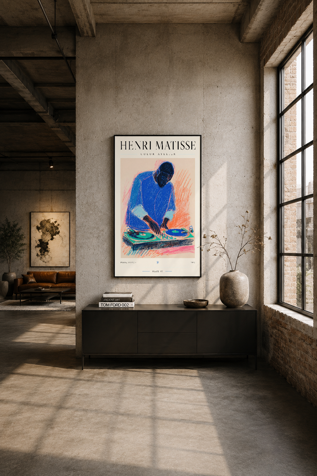 Endüstriyel loft duvarında siyah çerçeveli Matisse DJ tablosu, beton duvar ve doğal ışık dekorasyonu.