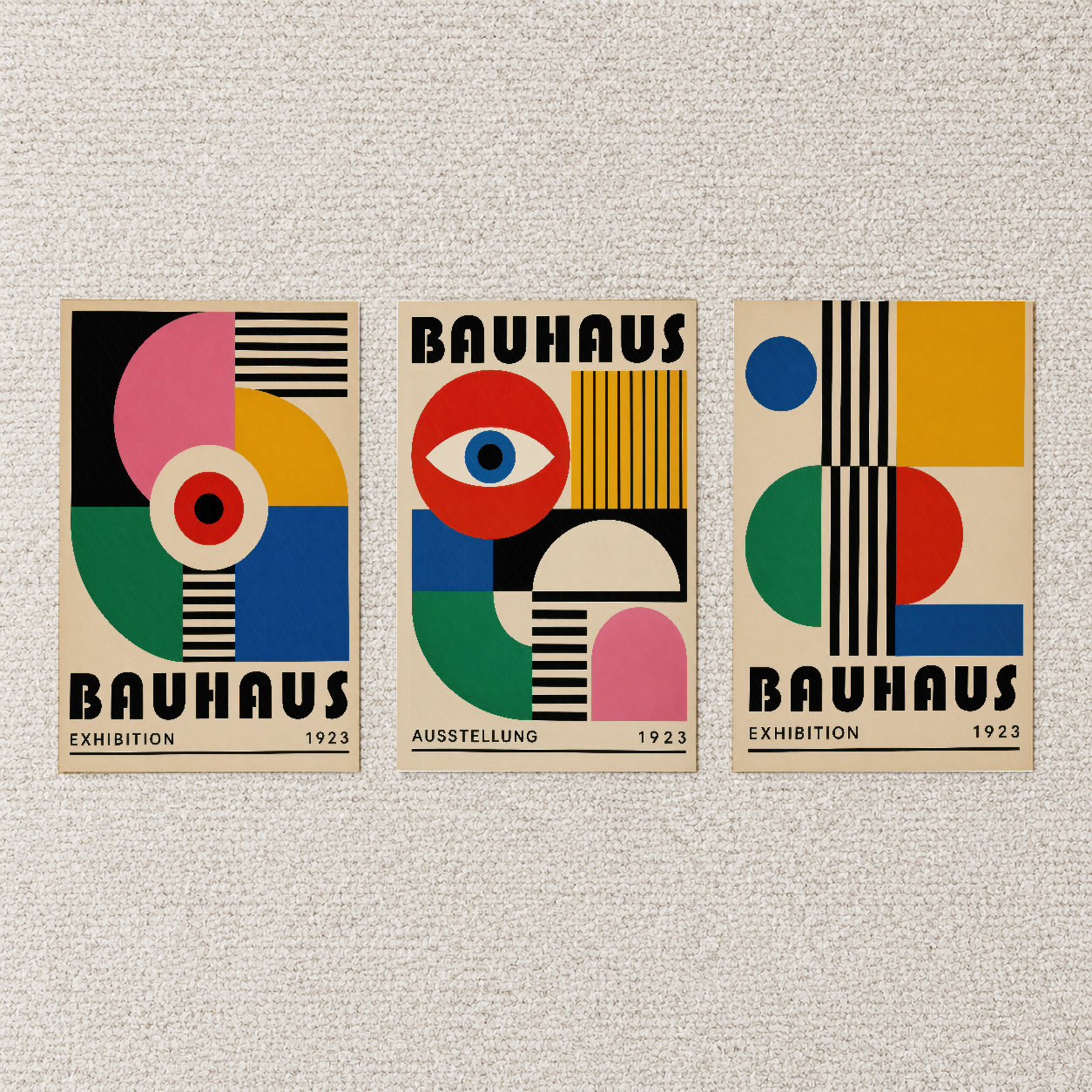 Üç parçalı Bauhaus poster seti halı üzerinde, geometrik tasarımın saf estetik güzelliğini sergiliyor.