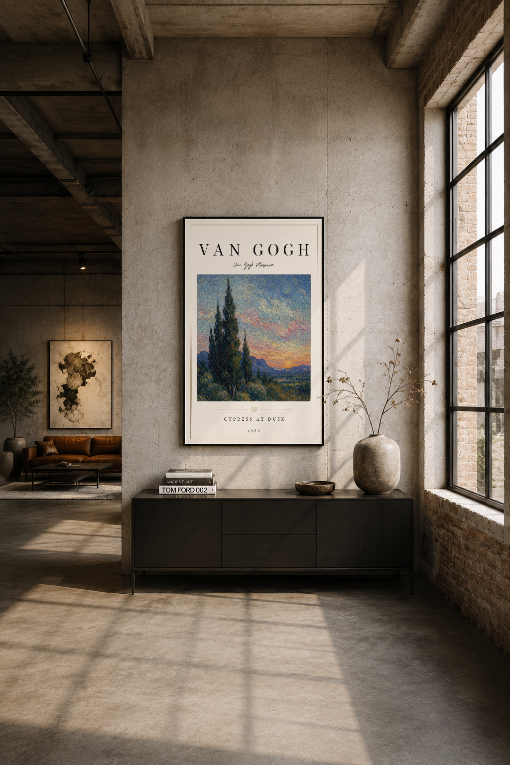 Endüstriyel tarzda bir odada, siyah çerçeveli Van Gogh tablosu kolayca duvarın merkezine dikkat çeker.