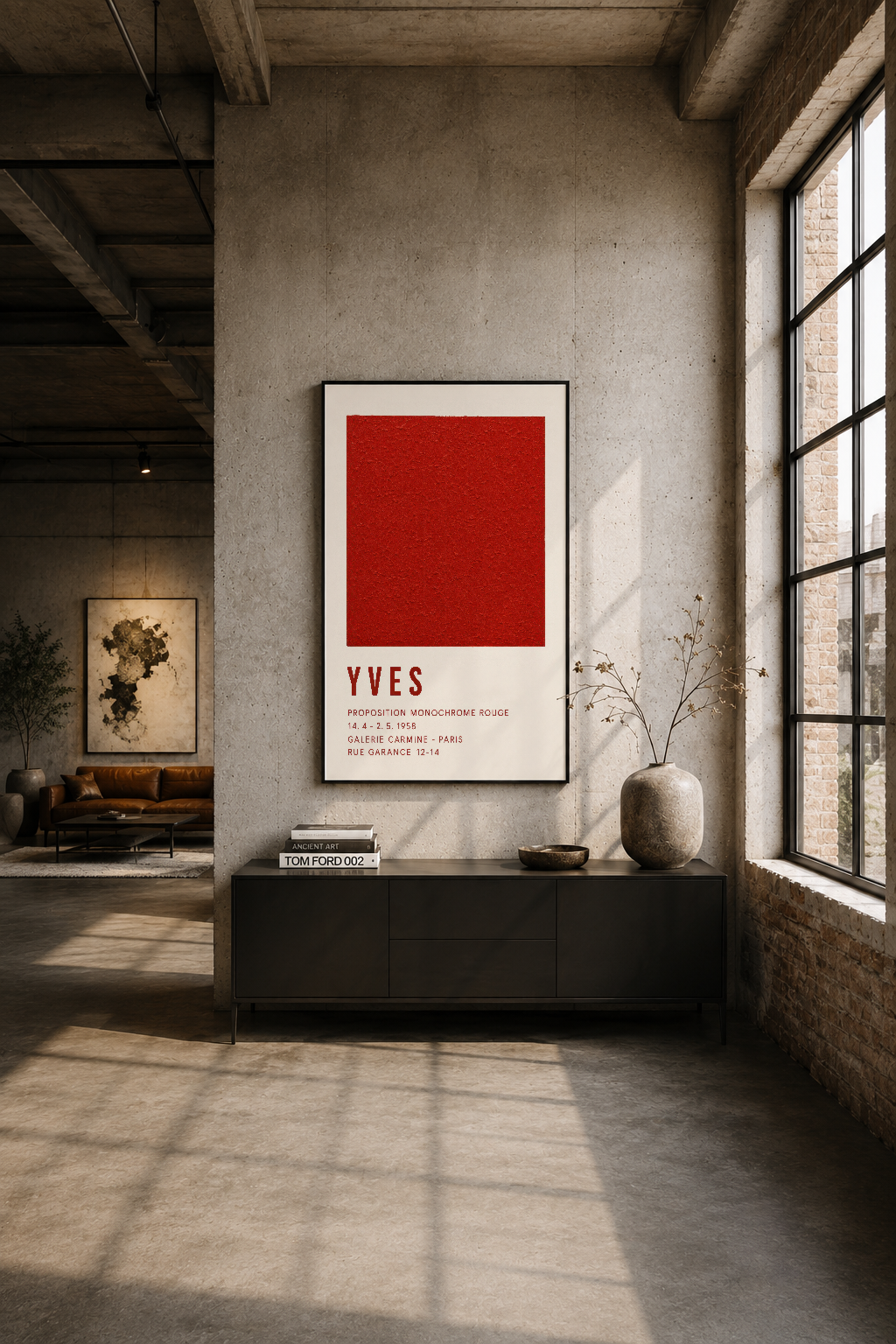 Endüstriyel loft alanında beton duvar üzerine asılı, siyah çerçeveli kırmızı kare posteri, minimalist sanat koleksiyonu.