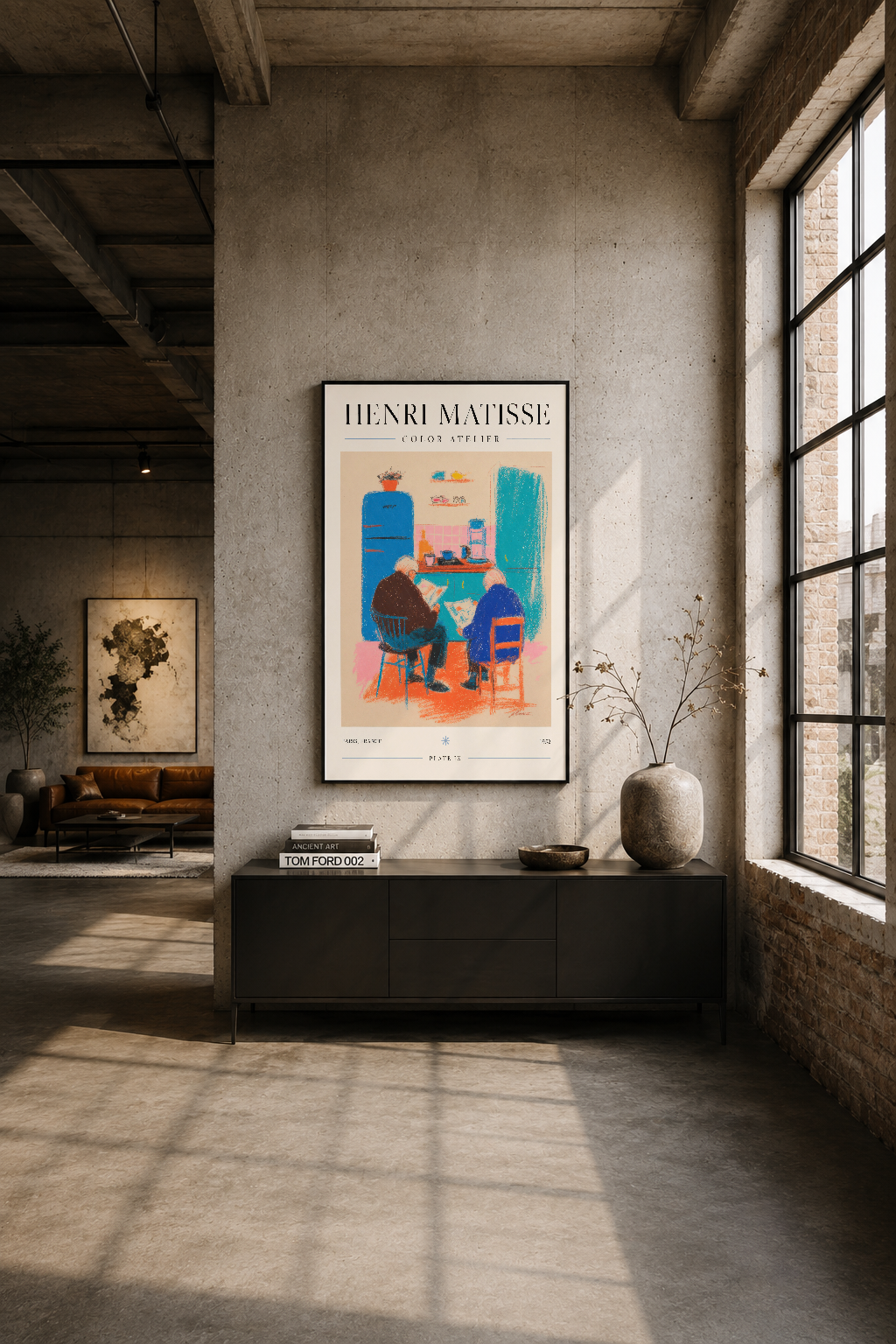 Endüstriyel loft alanında siyah duvar konsolunun üstüne asılı Matisse posteri, minimal ve şık.