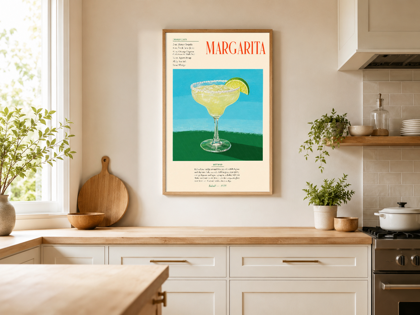 Modern mutfakta ahşap çerçeveli margarita posteri, mutfak dekorasyonunu tamamlayan şık bir duvar aksesuarı.