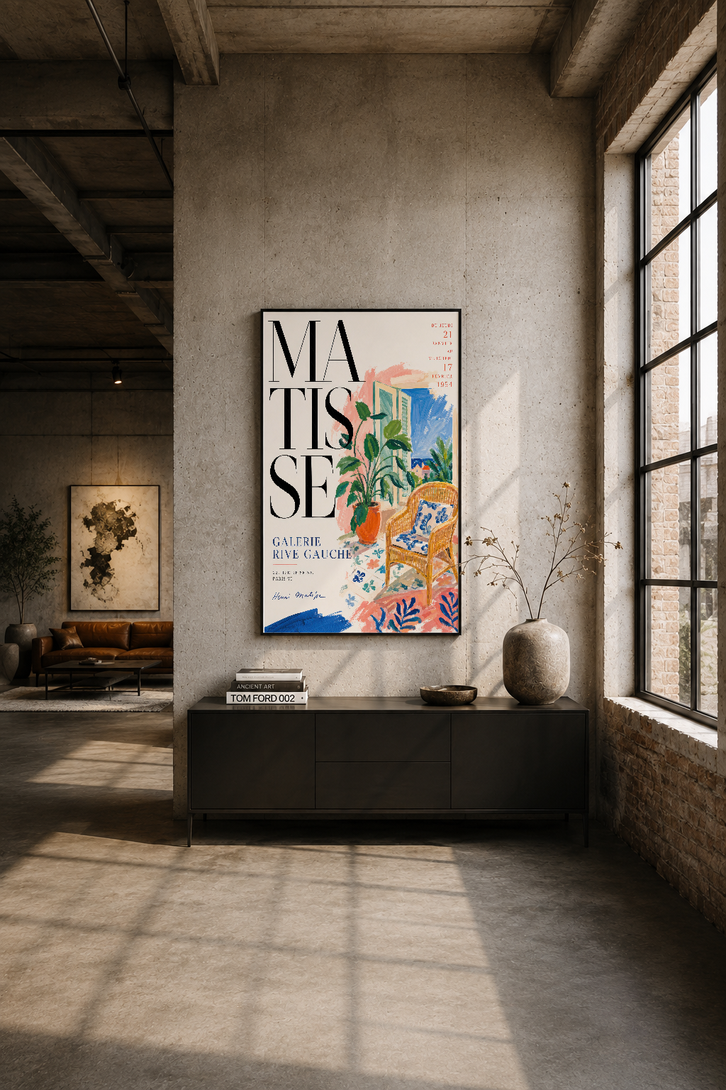 İndüstriyel tarzı dairede, beton duvar üzerinde siyah çerçeveli Matisse posteri, minimalist dekor.