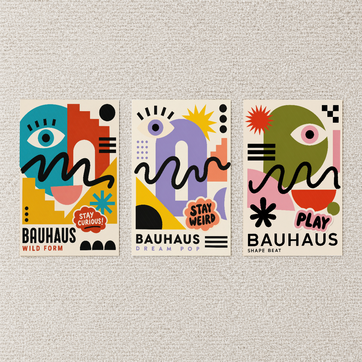 Soyut yüz motifli Bauhaus üç parçalı tablo seti, renkli geometrik formlar ve tipografik detaylar.
