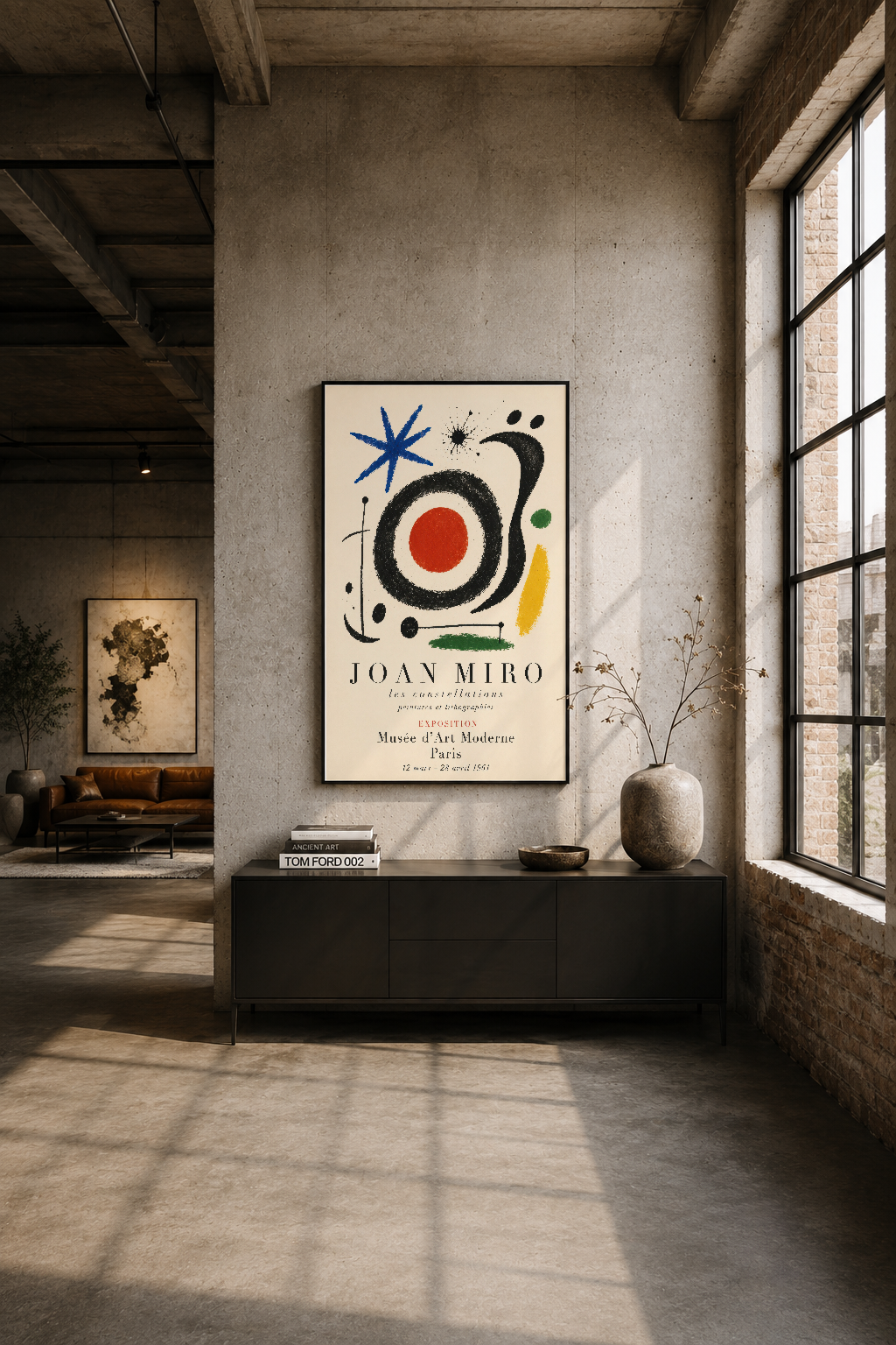 Modern loft alanında siyah çerçeveli Miro posterinin çimento duvarlar karşısında sergilenişi.
