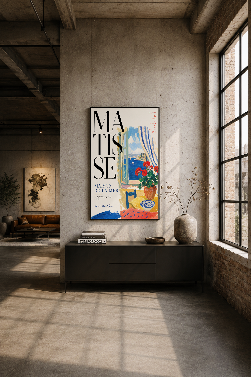İndustrial tarzı loft alanında beton duvar üzerinde, siyah çerçeveli Matisse sergisi afişinin sanat ve tasarım vurgusu.