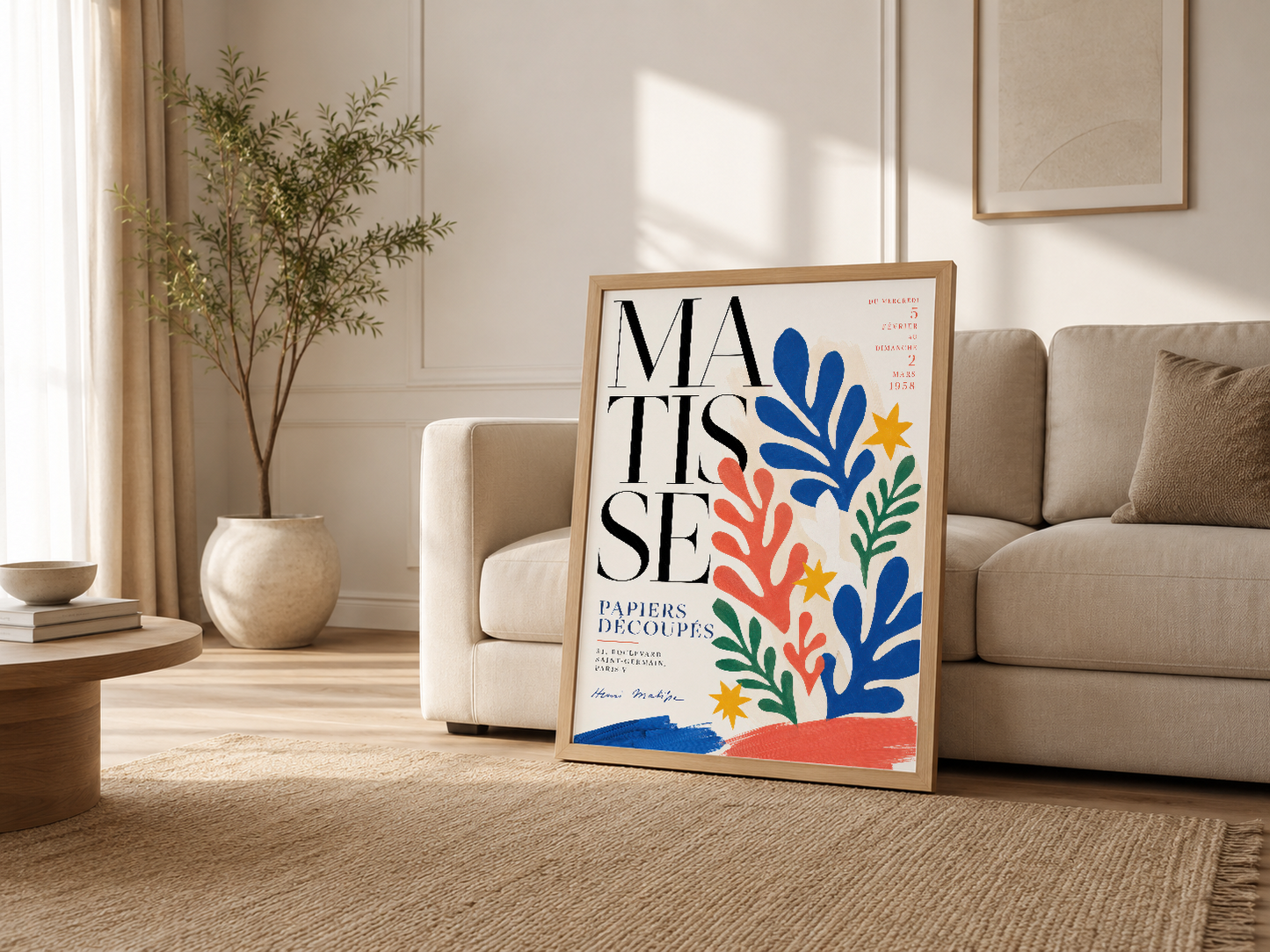 Açık oturma odasında ahşap çerçeveli Matisse tablosu, kanepenin yanında, sıcak Scandinavian dekorasyonu tamamlayan sanat