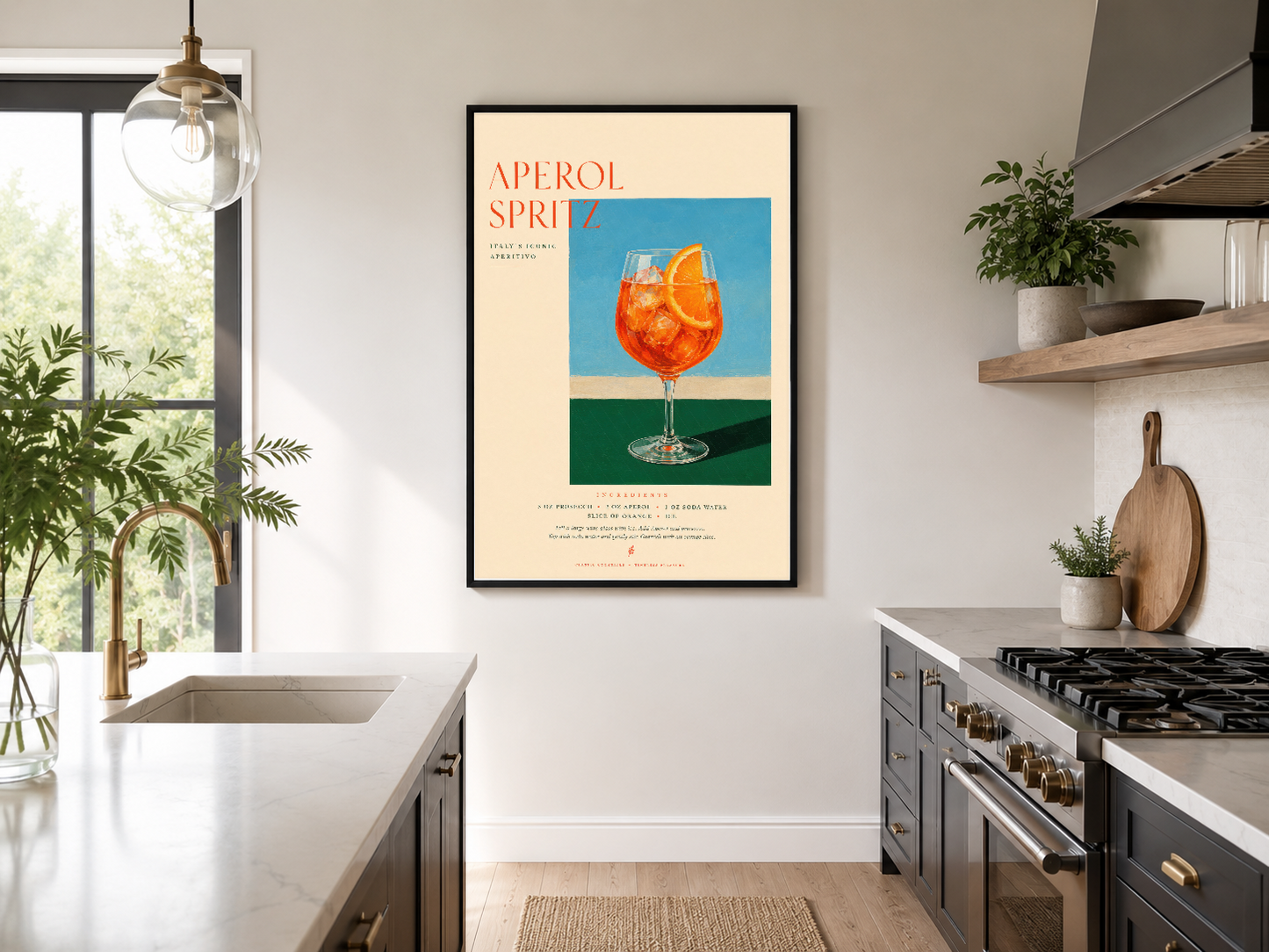 Aperol Spritz posteri siyah çerçevede, modern mutfakta sanat ve işlevselliği birleştiren tasarım.
