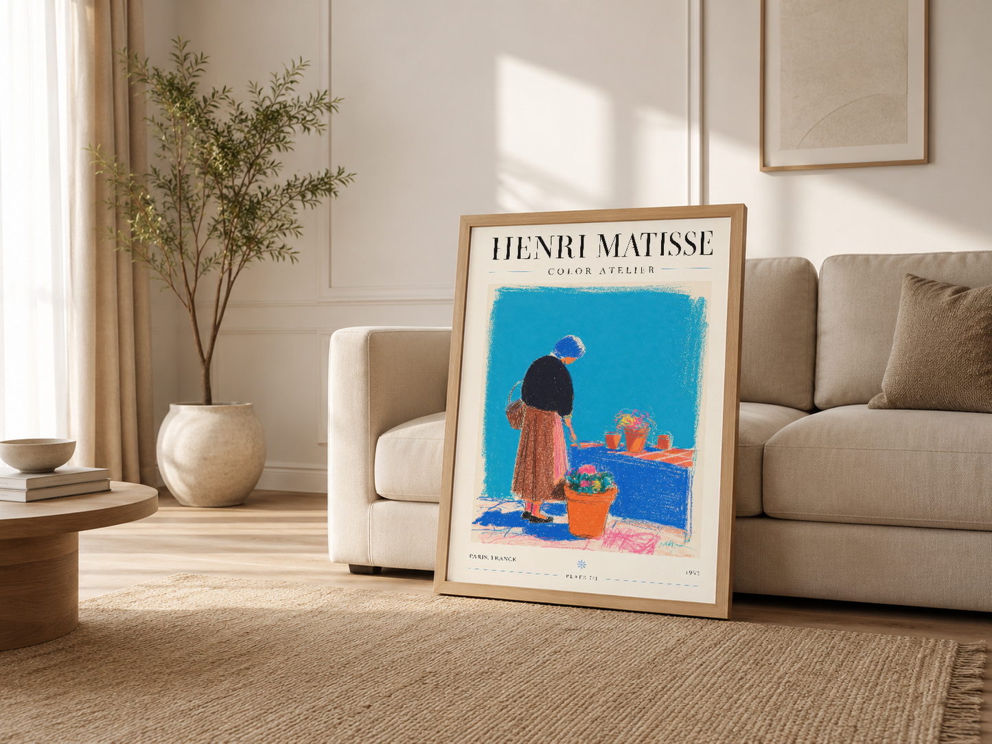 Matisse Color Atelier tablosu ahşap çerçevede, modern oturma odasında nötr tonlarla mükemmel uyum sağlıyor.