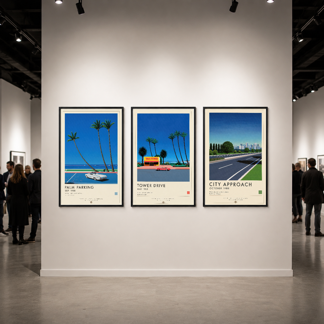 Şık galerida sergilenen siyah çerçeveli üç panel tablo seti, minimalist sanat koleksiyonu ortamı.