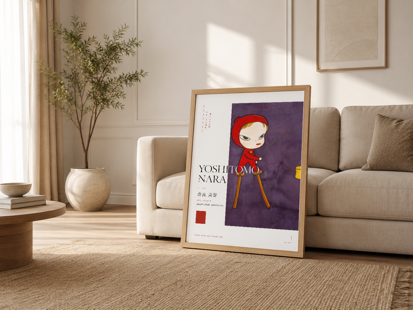 Geniş oturma odasında ahşap çerçeveli poster, pastel renklerin ve minimalist dekorasyonun ortasında yeralan sanat eseri.