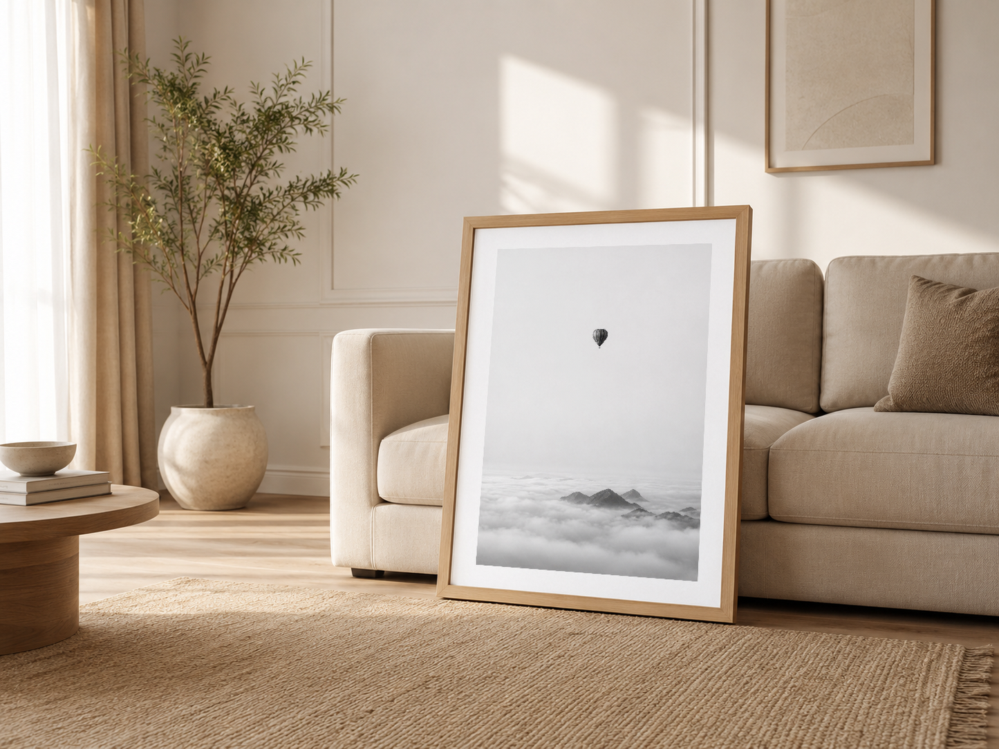 Açık ahşap çerçevede, rahat modern oturma odasına karşı dağları ve balonu canlandıran siyah beyaz tablosu, minimalist ve