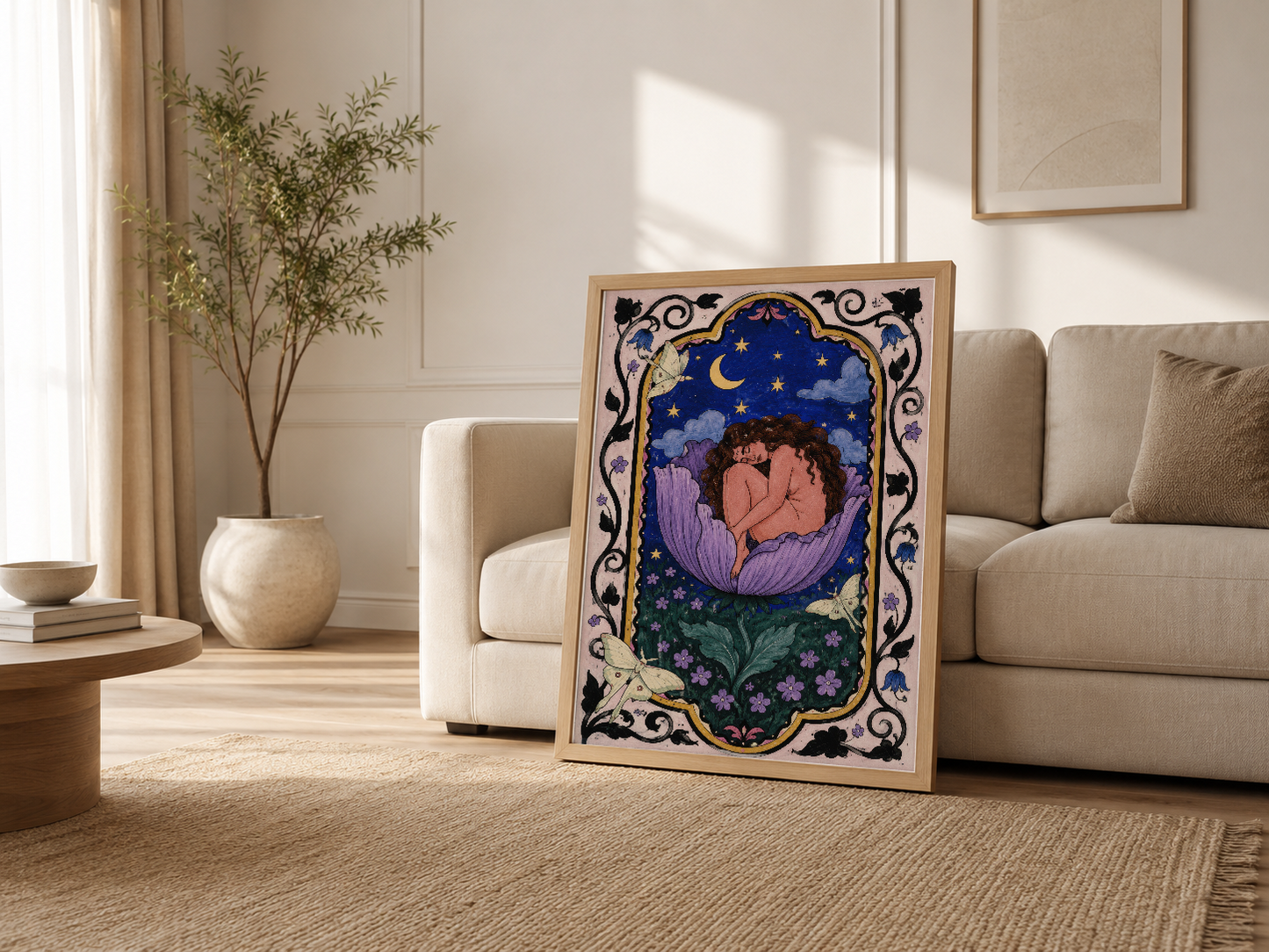 Rahat oturma odasında, kanepenin yanına konumlanan, romantik lale ve yıldız temalı stilize sanat tablosu.