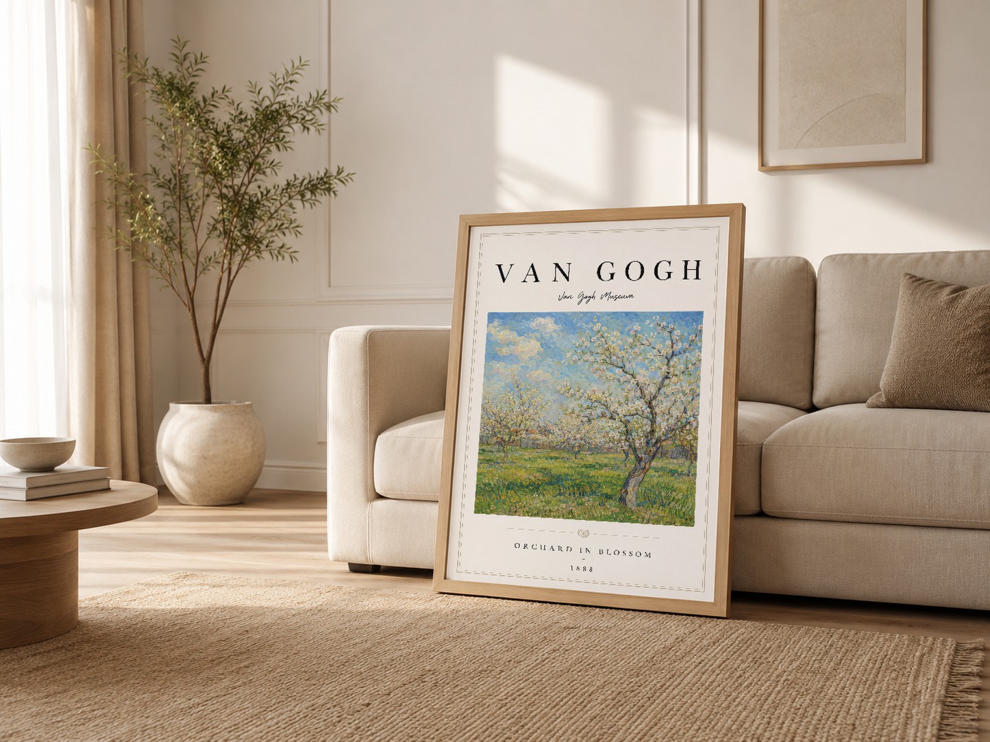 Açık renkli oturma odasında ahşap çerçeveli Van Gogh posteri, kanepenin yanında modern ev dekorasyonu.