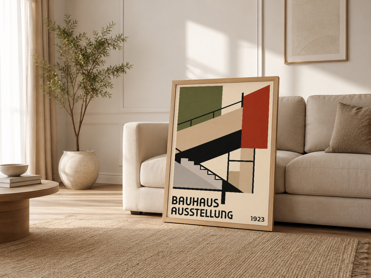 Krem renkli oturma odasında ahşap çerçeveli, Bauhaus Ausstellung geometrik tasarımı duvar tablosu.