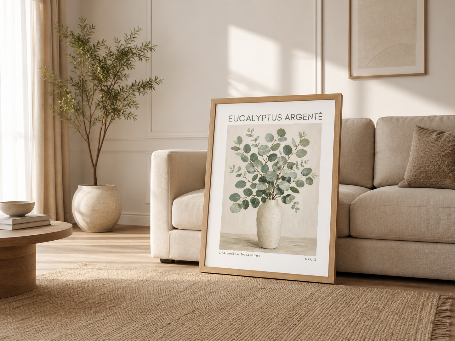 Modern oturma odasında ahşap çerçeve içinde Eucalyptus Argenté tablosu, kanepenin yanında duruyor