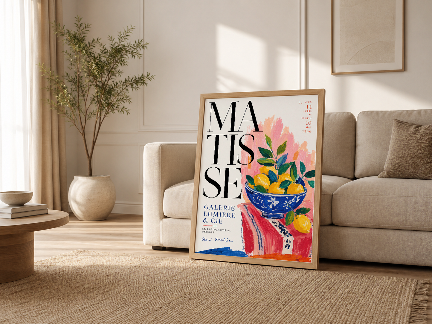 Krem kanepenin yanında, ahşap çerçeli Matisse posteri, pembe çiçekler ve mavi kasesiyle neoklasik dekorasyonlu sanat tablosu.