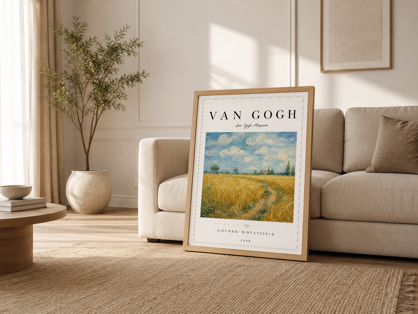 Modern oturma odasında ahşap çerçeveli Van Gogh eseri, kanepe yanında dekoratif bir başyapıt olarak duruyor.