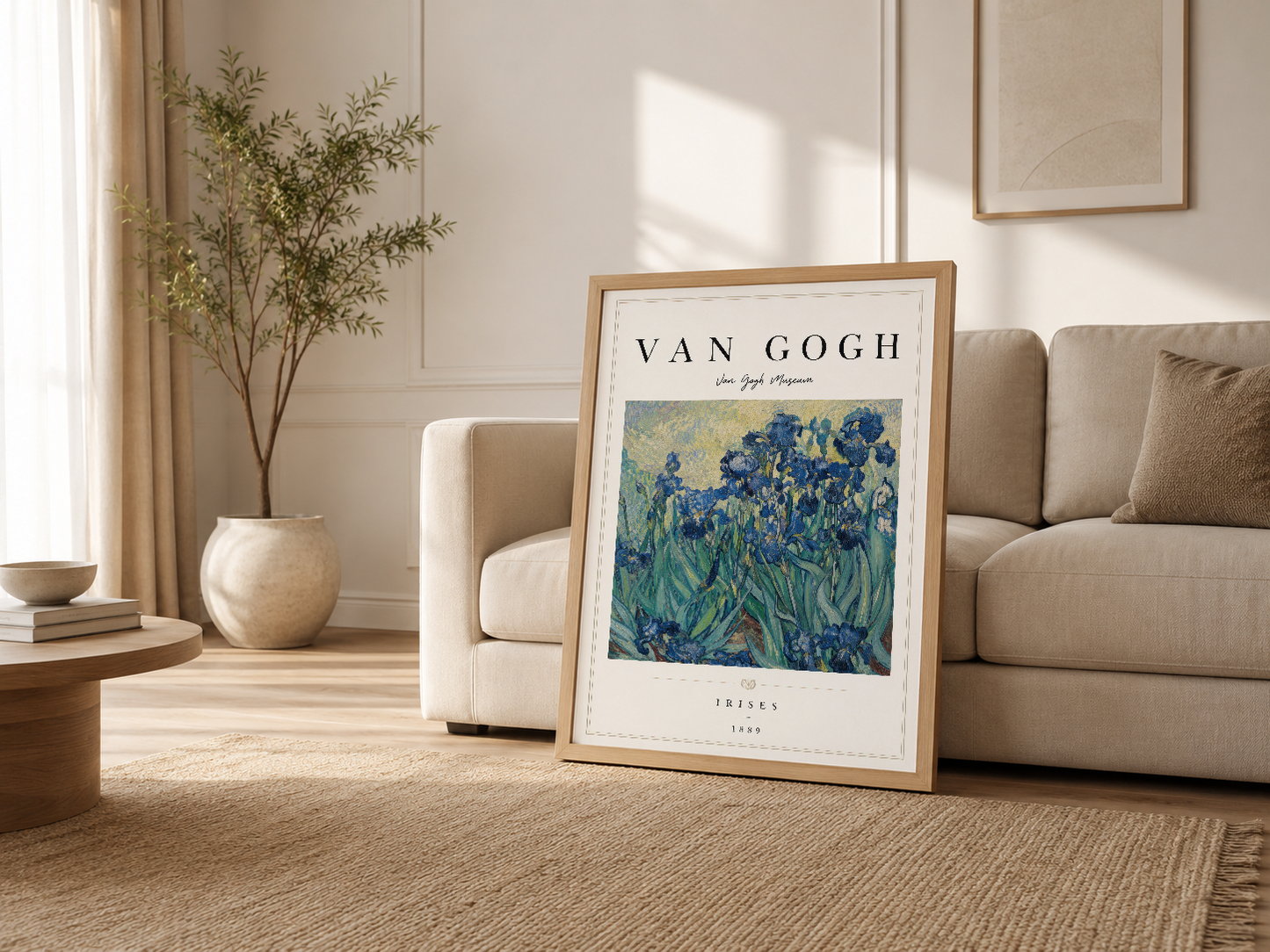 Modern oturma odasında ahşap çerçeveli Van Gogh Irises tablosu, kaneperin yanında zemine yaslanmış şekilde estetik bir