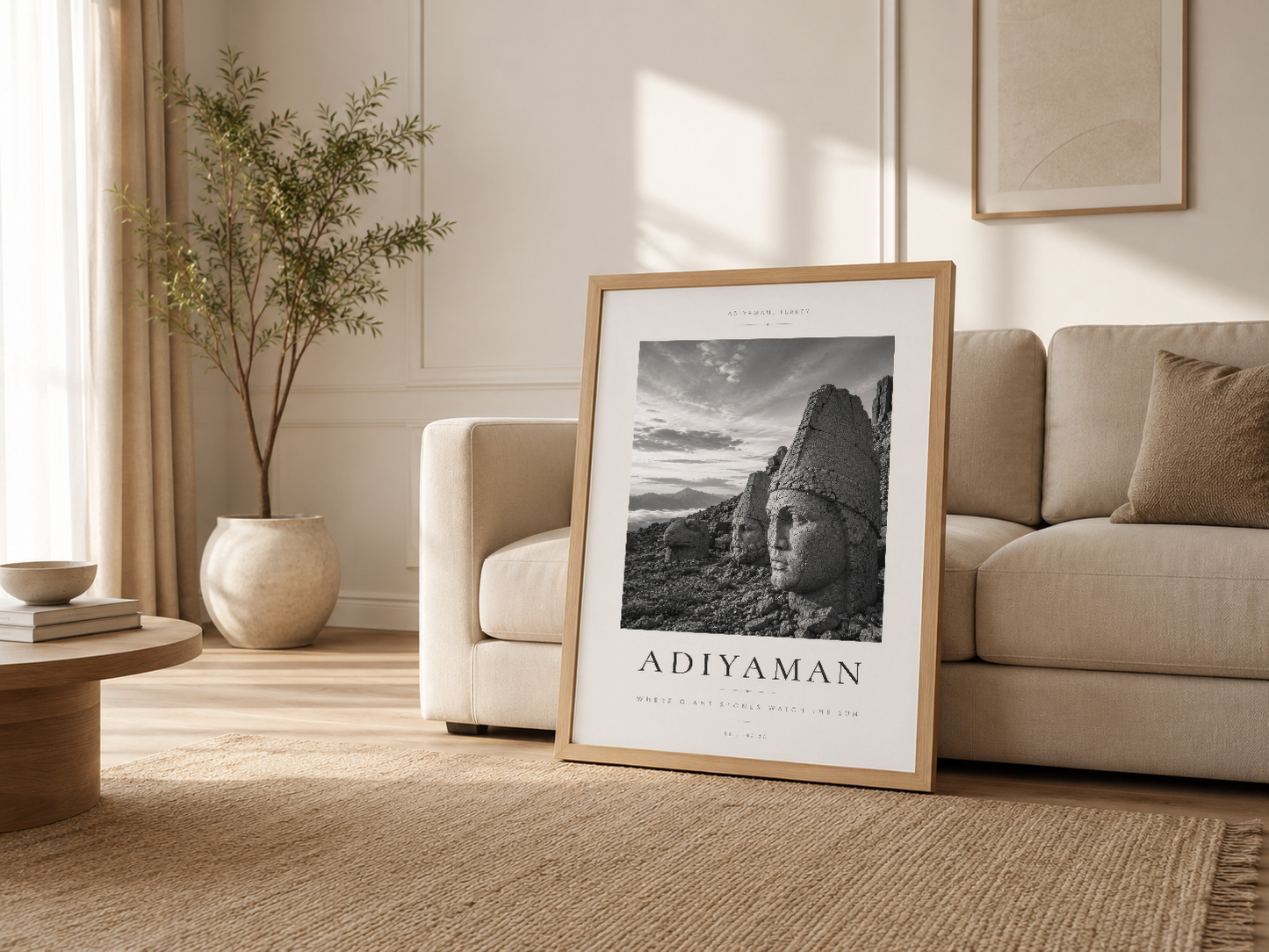Minimalist oturma odasında, ahşap çerçeveli Adiyaman tapınak heykeli posteri kanepenin yanında sergileniyor.