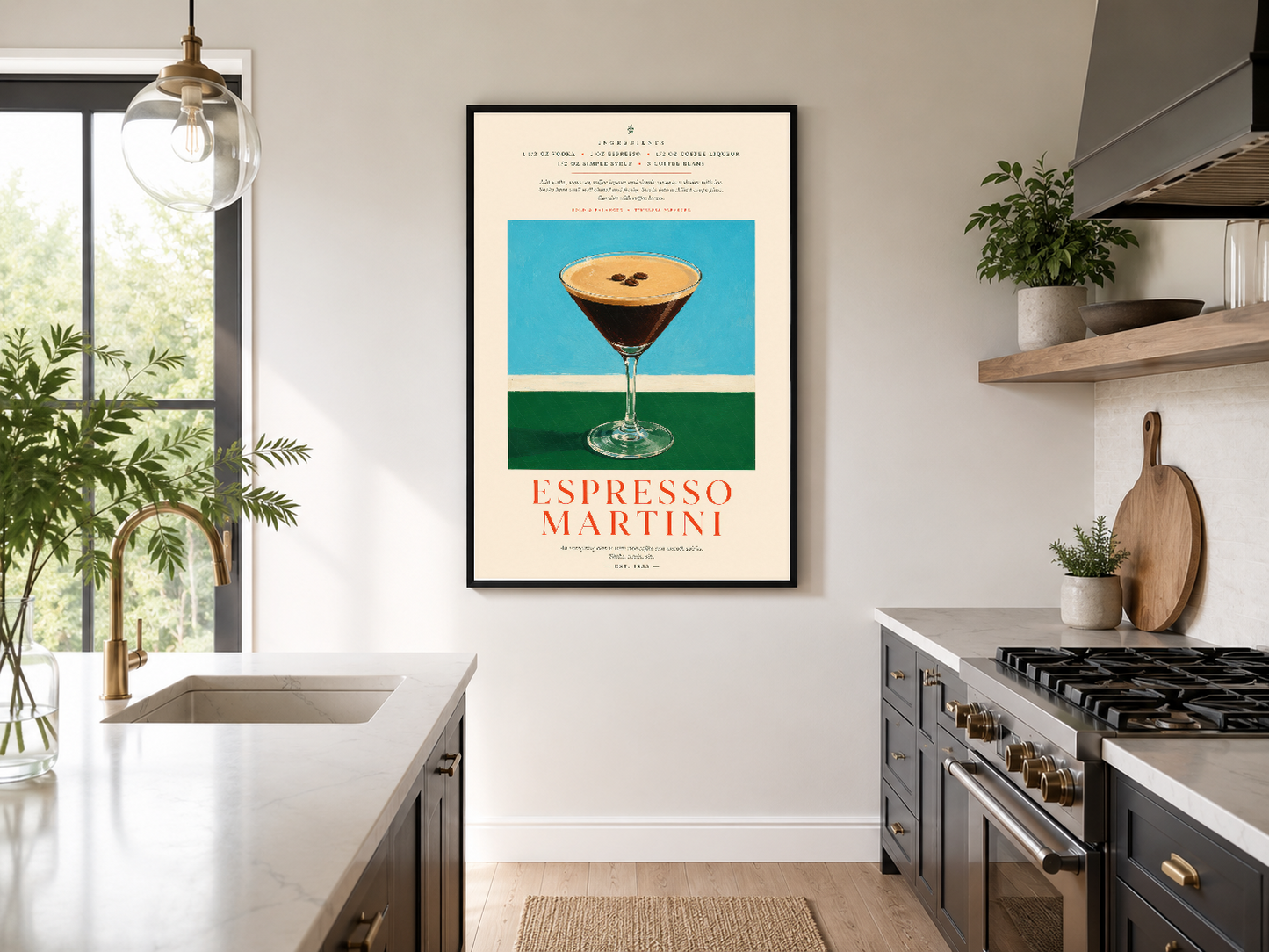 Siyah çerçeveli Espresso Martini poster, minimalist tasarımlı mutfak duvarında yer alıyor.