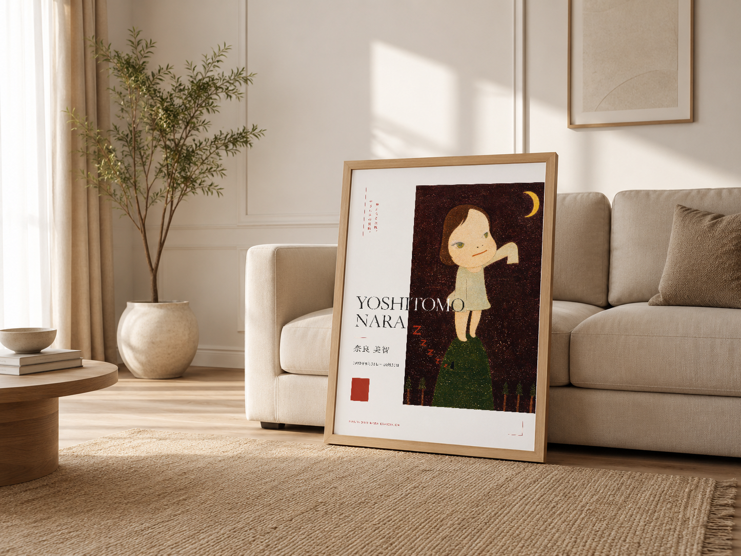 Minimal oturma odasında, ahşap çerçeveyle propped konumda gösterilen Yoshitomo Nara posteri