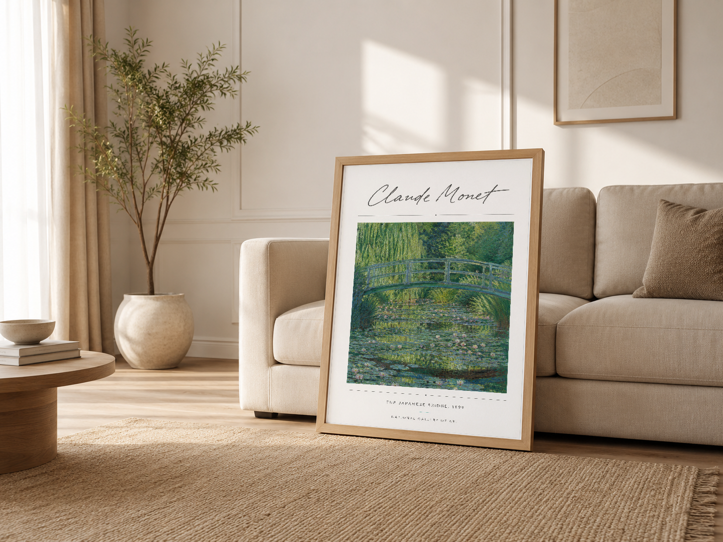 Krem kanepenin yanında ahşap çerçeveli Monet tablosu, oturma odasına doğa ve sanat harmonisini katıyor.
