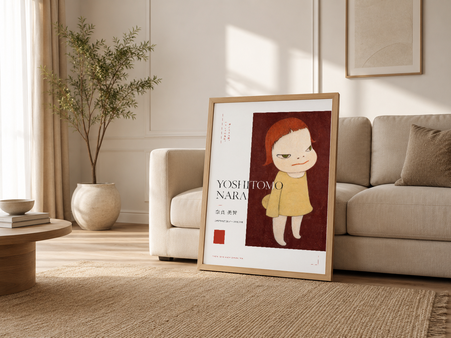 Açık oturma odasında ahşap çerçeveli Nara posteri, kanepenin yanında sanat sergisi estetiği sunan tasarım.