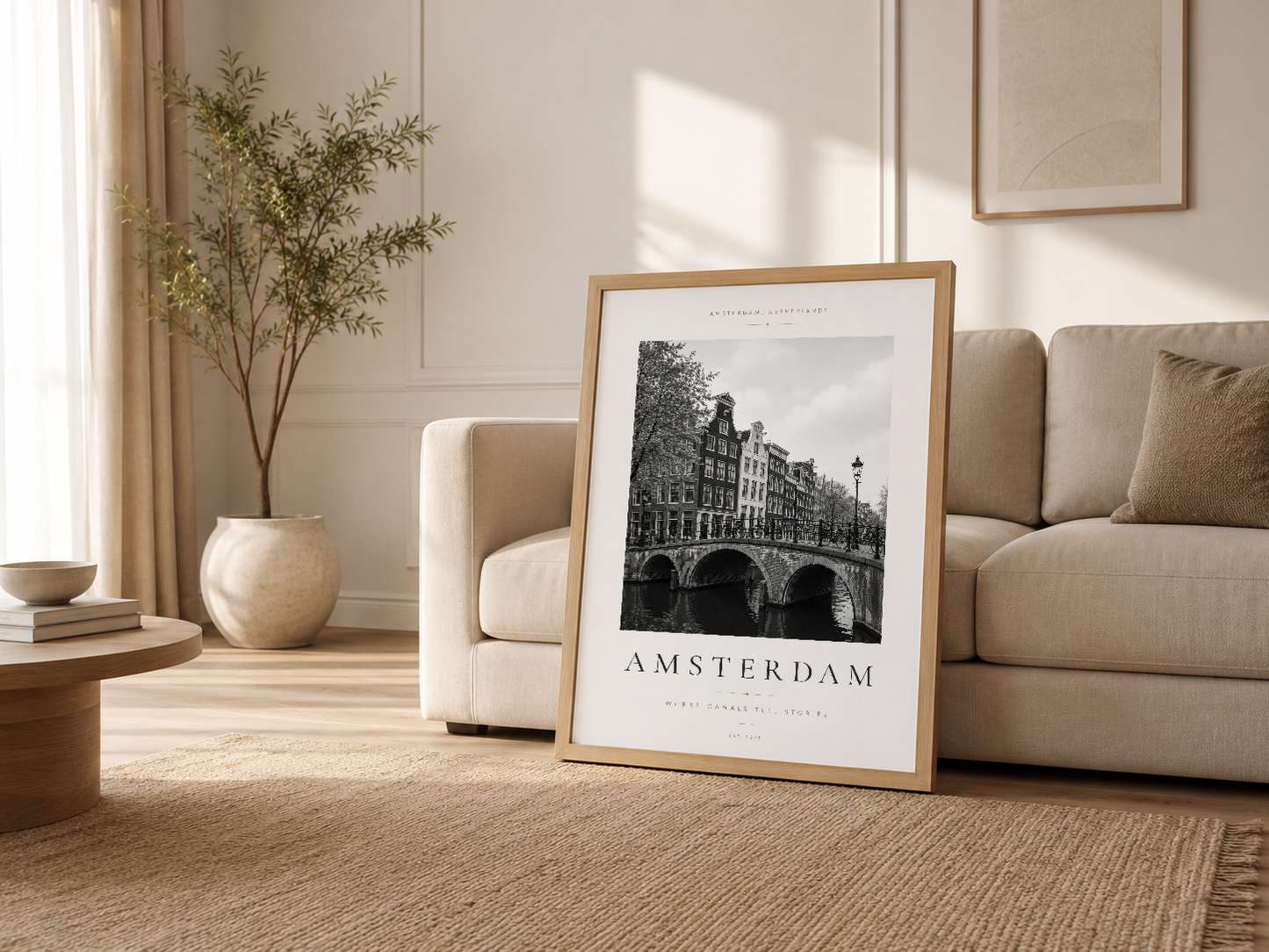 Nötr beige tonlu oturma odasında kanepenin yanı başında ahşap çerçeveli Amsterdam kanallı duvar tablosu.