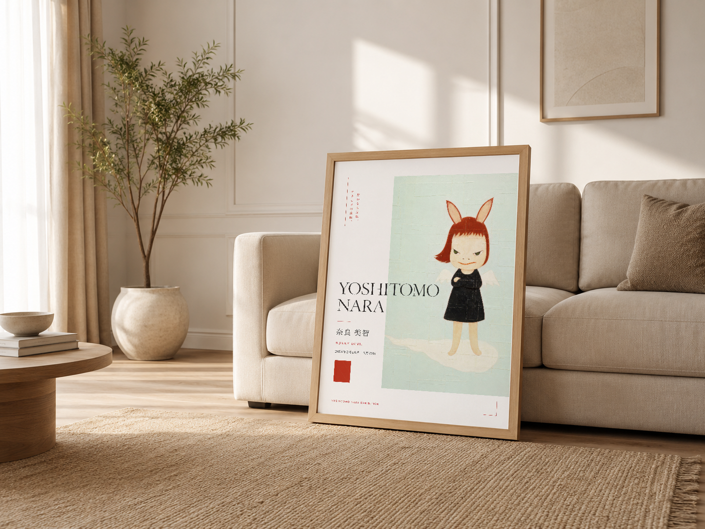 Modern oturma odasında ahşap çerçeveli Yoshitomo Nara tablosu, koltuk yanında tavşan kulakları motifli sanat eseri