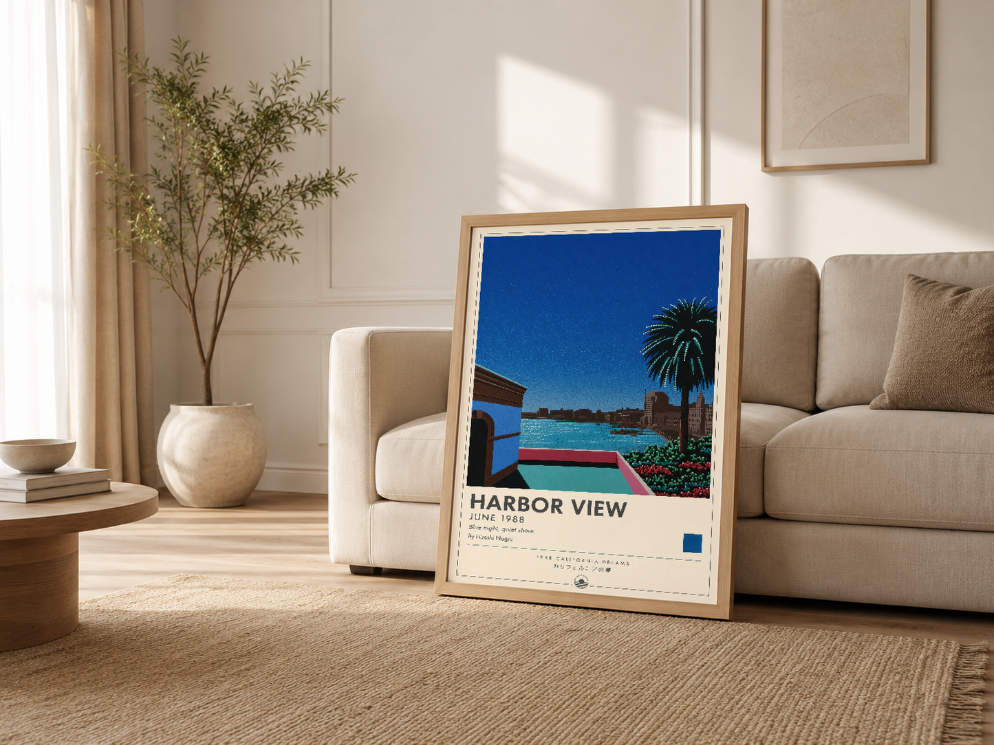 Nötr renkli oturma odasında, ahşap çerçeveli Harbor View tablosu kanepenin yanında dekoratif görsel odak noktası.