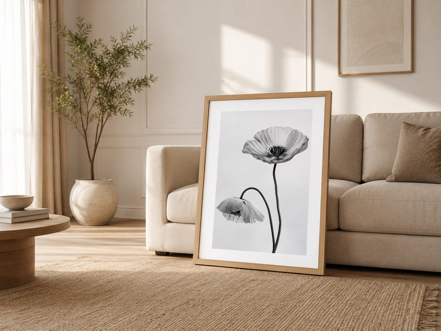 Ahşap çerçeveli çiçek posteri, nötr renkli modern yaşam odasında asılı dekoratif eser.