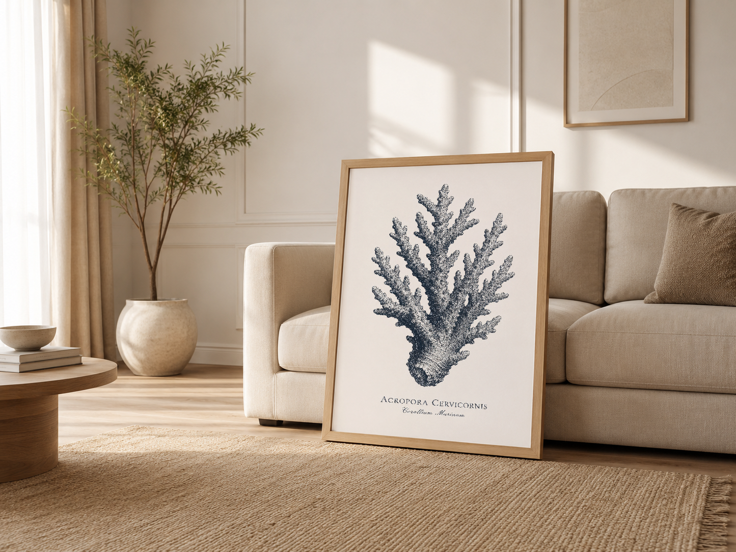 Nötr tonlu oturma odasında, ahşap çerçeveli Acropora Cervicornis tablosu kanepenin yanında sergileniyor.