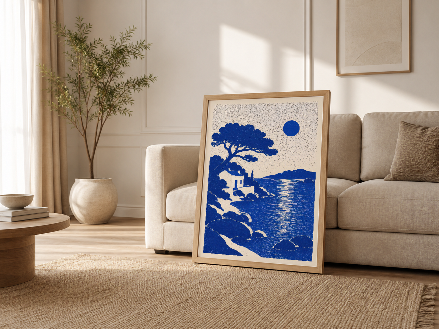 Açık renkli oturma odasında ahşap çerçeveli Akdeniz temalı tablo, beige kanepesi yanında konumlandırılmış sanat eseri.