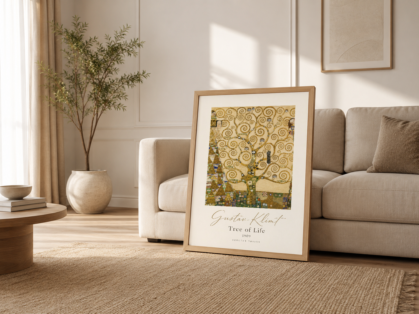 Nötr tonlu oturma odasında, Klimt posteri ahşap çerçevede kanepenin yanında sanat ve stil ifadesi.
