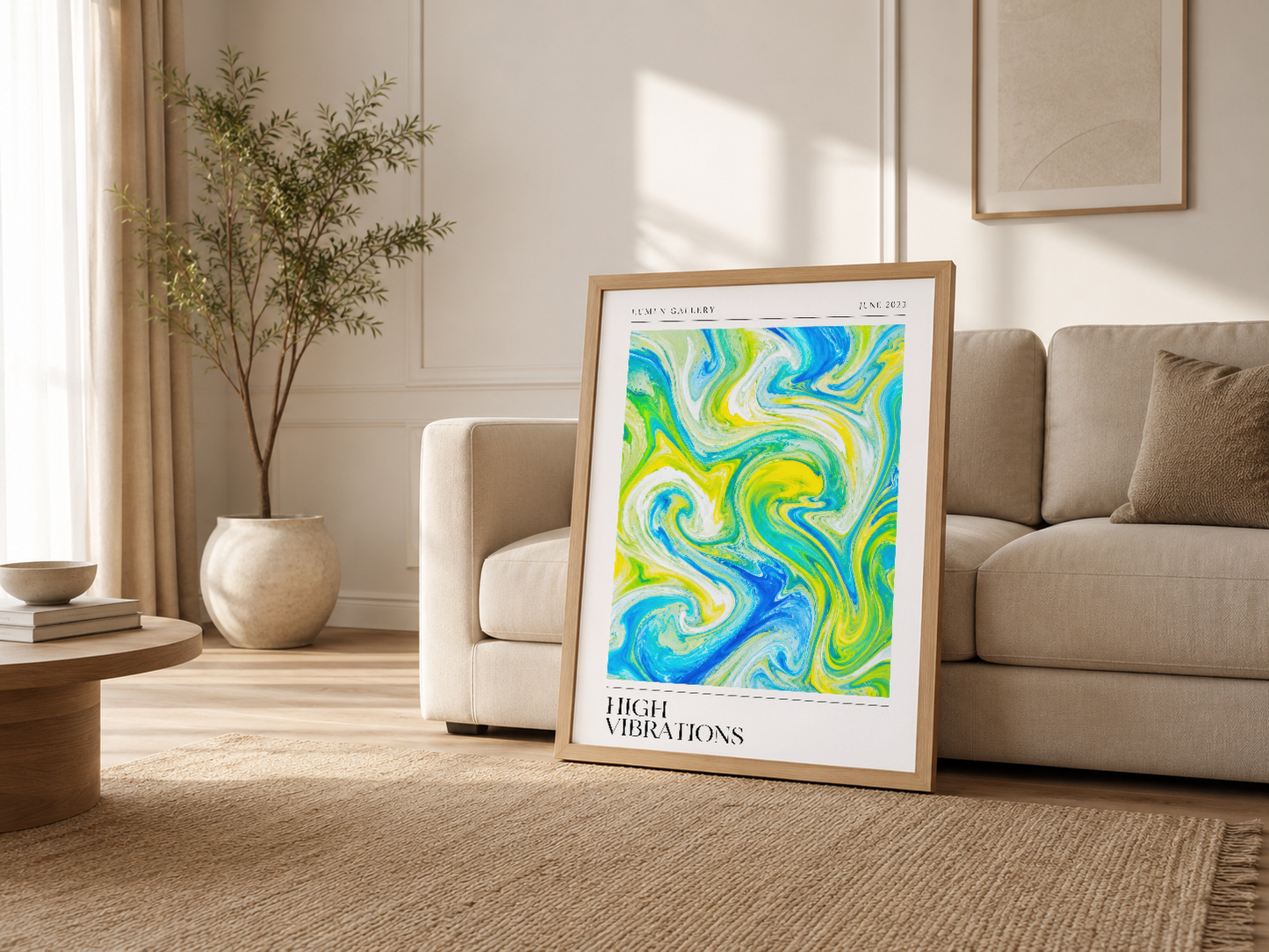Salon köşesinde ahşap çerçeveli poster, renkli dalgalı desenlerle modern dekorasyon.