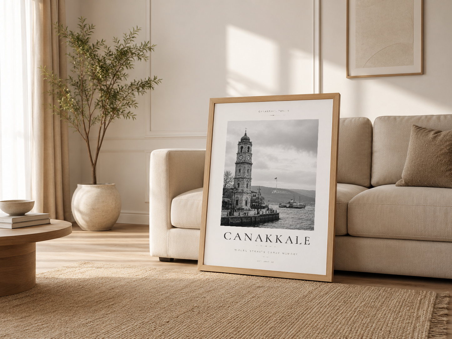 Çanakkale posterinin ahşap çerçeveli hali modern salon ortamında, kanepenin yanında zarif dekorasyon öğesi olarak.