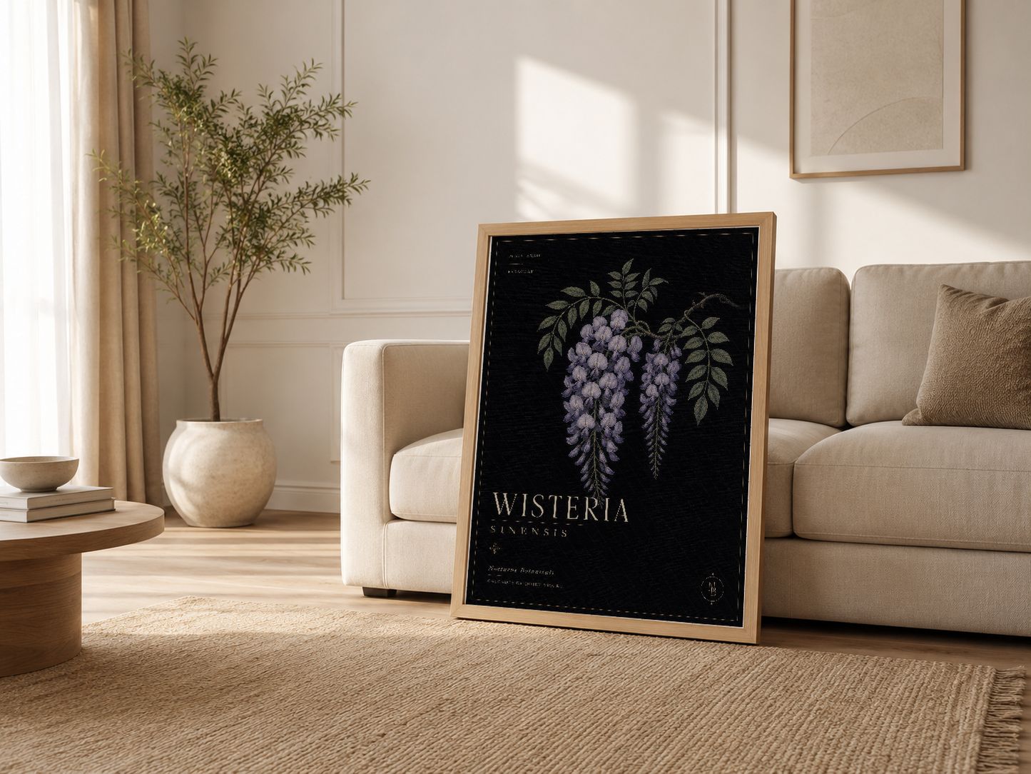 Modern oturma odasında ahşap çerçeveli wisteria duvar sanatı, kanepenin yanında rahat ve şık şekilde yerleştirilen tablo.