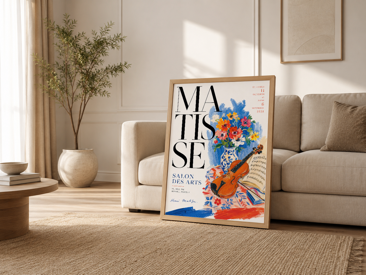 Nötr tondaki oturma odasında, açık çerçeveli klasik Matisse tablosu kanepenin yanında.