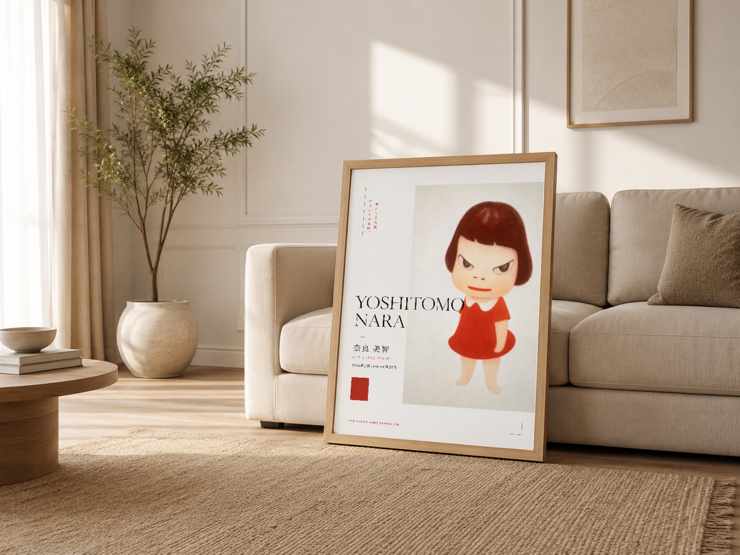 Açık renkli salon dekorasyonunda ahşap çerçeveli poster, gri kanepenin yanında dinlenmiş tasarım aksesuarı.