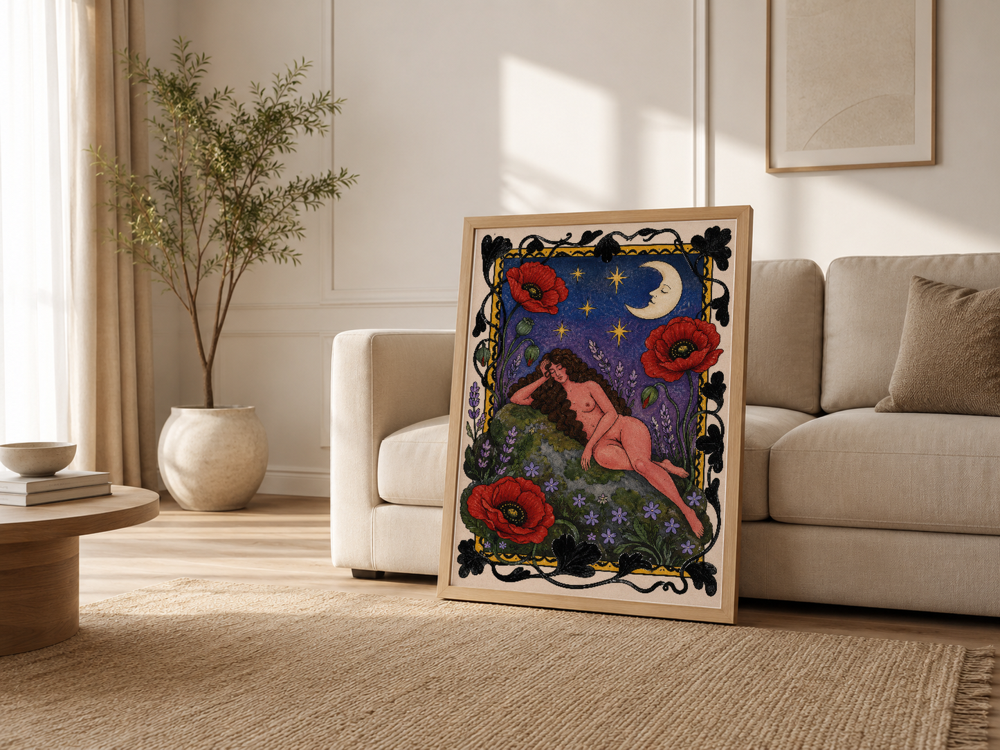 Minimalist oturma odasında kanepenin yanında, doğal ışıkla aydınlanan dekoratif duvar sanat baskısı.