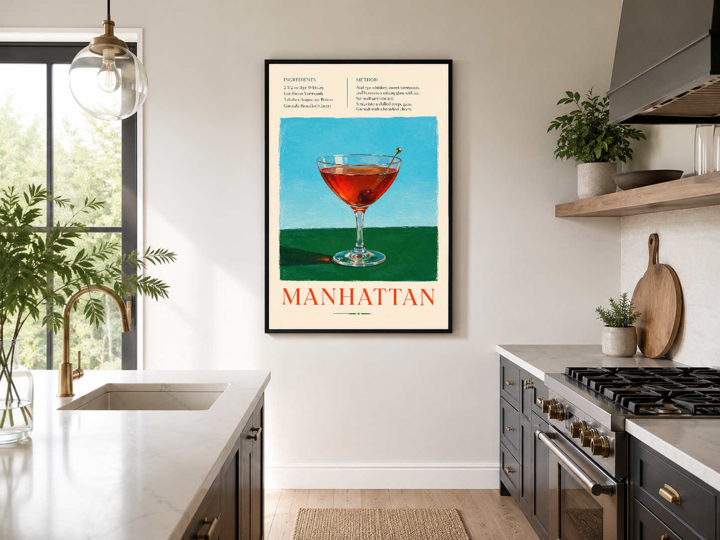 Siyah çerçeveli Manhattan kokteli duvar tablosu şık mutfakta, vintage kokteyl sanatı dekorasyonu.