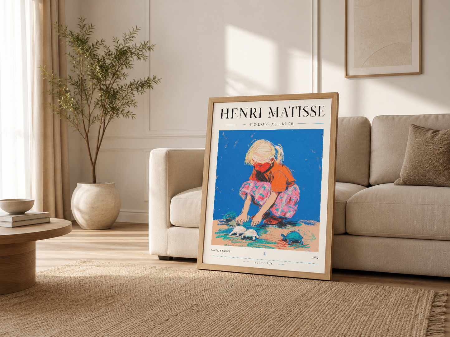 Modern oturma odasında ahşap çerçeli Matisse posteri, kanapeın yanında gösteriliyor.