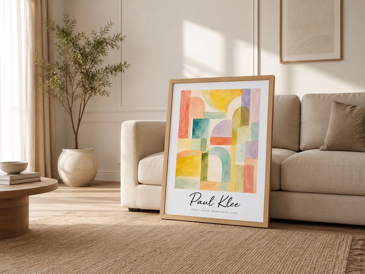 Kontürlü oturma odasında, ahşap çerçeveli Paul Klee posteri kanepenin yanında, sıcak aydınlatmada